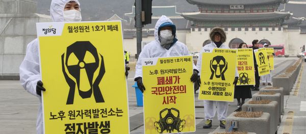 Environmentalists stage a rally against nuclear power plants near the government complex in Seoul, South Korea. The Nuclear Safety and Security Commission said Friday, Feb. 27 that seven of nine commissioners voted to approve to restart the Wolsong No. 1 reactor located in Gyeongju city, 275 kilometers (170 miles) south of Seoul Environmentalists stage a rally against nuclear power plants near the government complex in Seoul, South Korea. The Nuclear Safety and Security Commission said Friday, Feb. 27 that seven of nine commissioners voted to approve to restart the Wolsong No. 1 reactor located in Gyeongju city, 275 kilometers (170 miles) south of Seoul - Sputnik International