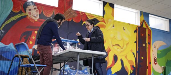 A woman casts her vote during the second round of the French left's presidential primary election, in Lyon, central France, Sunday, Jan. 29, 2017 A woman casts her vote during the second round of the French left's presidential primary election, in Lyon, central France, Sunday, Jan. 29, 2017 - Sputnik International