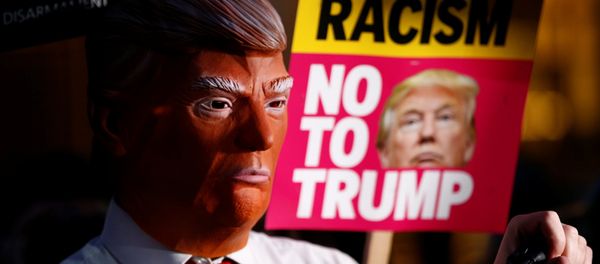 A demonstrator wears a mask during a protest against the inauguration of Donald Trump as U.S. President outside the U.S. embassy in London, Britain January 20, 2017. - Sputnik International
