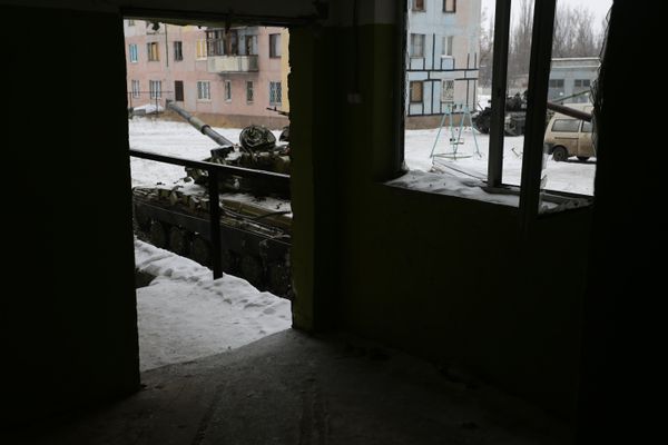 Tanks from the Ukrainian Forces are stationed outside a building in the flashpoint eastern town of Avdiivka that sits just north of the pro-Russian rebels' de facto capital of Donetsk on February 2, 2017 - Sputnik International
