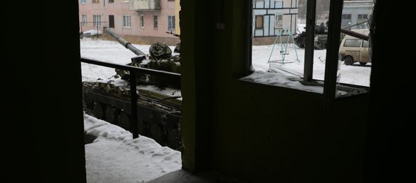 Tanks from the Ukrainian Forces are stationed outside a building in the flashpoint eastern town of Avdiivka that sits just north of the pro-Russian rebels' de facto capital of Donetsk on February 2, 2017 - Sputnik International