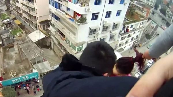 Dramatic GoPro: Man saves suicidal wife from falling to death by grabbing her hair - Sputnik International