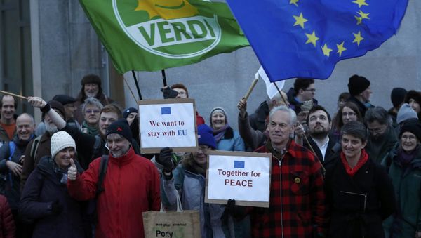 Demonstrators taking part in the Scotland says stay rally are moved on from outside the Scottish Parliament as the debate on the triggering of article 50 in the main chamber takes place in Edinburgh, Scotland, Britain, February 7, 2017 - Sputnik International