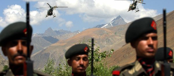 Indian Airforce helicopters fly over soldiers Indian Airforce helicopters fly over soldiers - Sputnik International