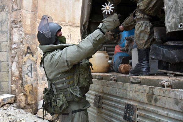 Colossal Cleanup: Russian Forces Defuse Mines in Aleppo's Residential Areas - Sputnik International