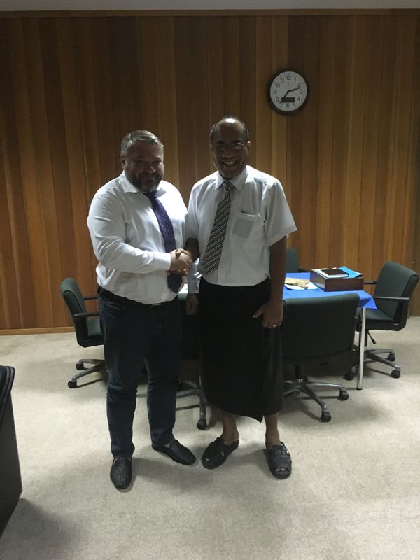 Anton Bakov and Kiribati President Taneti Mamau during talks - Sputnik International