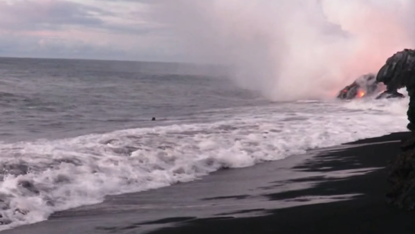 Hawaiian Swims Near Volcano Lava - Sputnik International
