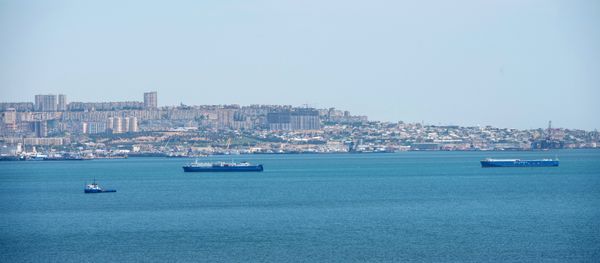 Ships in the Baku Bay of the Caspian Sea against the background of the Azerbaijani capital. - Sputnik International