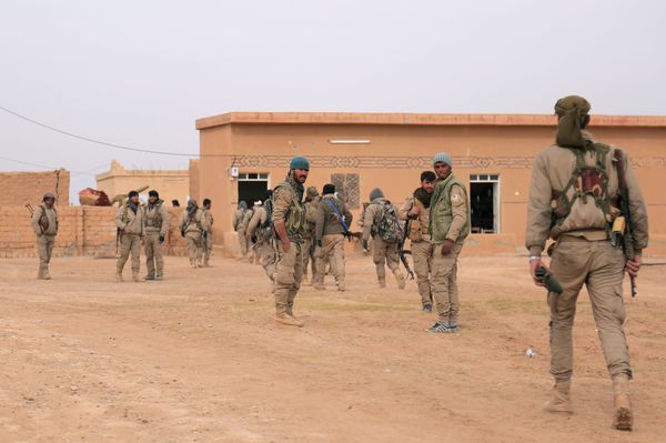 Syrian Democratic Forces (SDF) fighters walk with their weapons during an offensive against Daesh terrorists in northern Raqqa province, Syria - Sputnik International