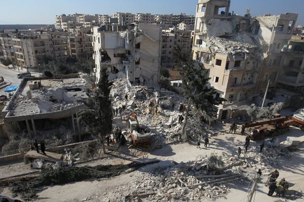 People inspect the damage at a site hit by airstrikes in the city of Idlib, Syria February 7, 2017 People inspect the damage at a site hit by airstrikes in the city of Idlib, Syria February 7, 2017 - Sputnik International