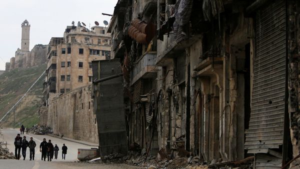 People walk past damaged shops in the Old City of Aleppo, Syria January 31, 2017. People walk past damaged shops in the Old City of Aleppo, Syria January 31, 2017. - Sputnik International