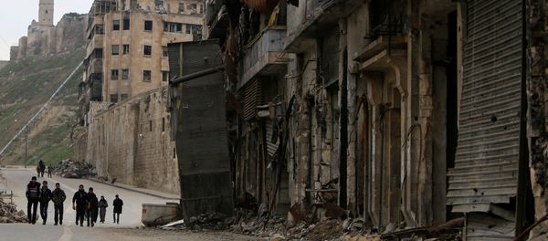 People walk past damaged shops in the Old City of Aleppo, Syria January 31, 2017. - Sputnik International