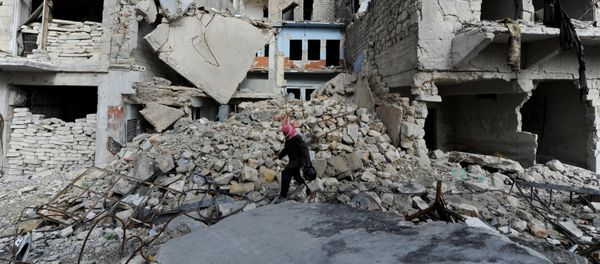 A man walks near damaged buildings in Aleppo, Syria January 30, 2017. - Sputnik International
