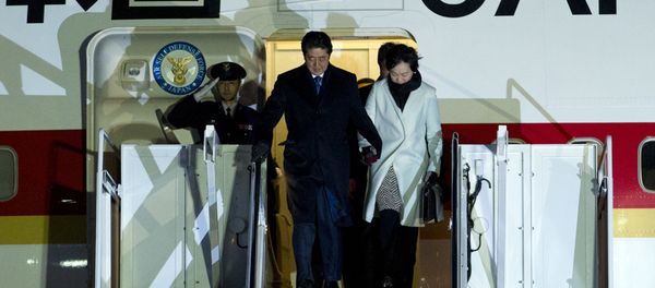 Japanese Prime Minister Shinzo Abe and his wife Akie steps off from their plane upon they arrival at Andrews Air Force Base, Md., Thursday, Feb. 9, 2017. Japanese Prime Minister Shinzo Abe and his wife Akie steps off from their plane upon they arrival at Andrews Air Force Base, Md., Thursday, Feb. 9, 2017. - Sputnik International