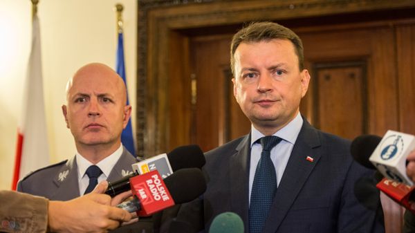 Poland's Interior Minister Mariusz Blaszczak (R) speaks during a press conference at the Polish Embassy in London. (File) - Sputnik International