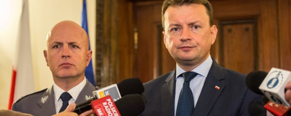 Poland's Interior Minister Mariusz Blaszczak (R) speaks during a press conference at the Polish Embassy in London. (File) - Sputnik International