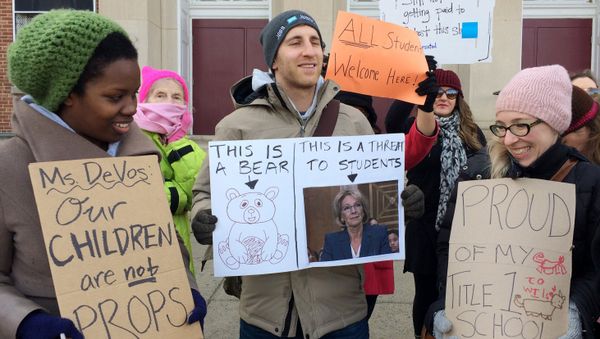 Protesters, including Ari Schwartz, center, gather outside Jefferson Middle School in Washington, Friday, Feb. 10, 2017, where Education Secretary Betsy DeVos paid her first visit as education secretary in a bid to mend fences with educators after a bruising confirmation battle. - Sputnik International