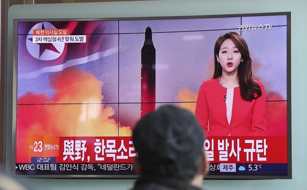 A man watches a TV news program reporting about North Korea's missile launch at the Seoul Train Station in Seoul, South Korea, Sunday, Feb. 12, 2017 - Sputnik International