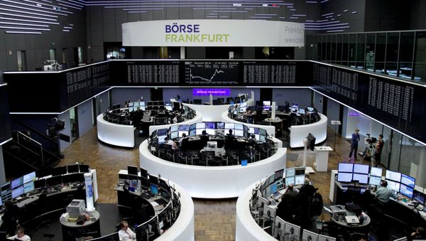 Traders work at their desks in front of the German share price index, DAX board, at the stock exchange in Frankfurt, Germany, January 17, 2017 - Sputnik International