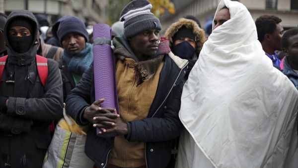 Migrants wait to board buses to temporary shelters in Paris, Friday, Nov. 4, 2016 - Sputnik International