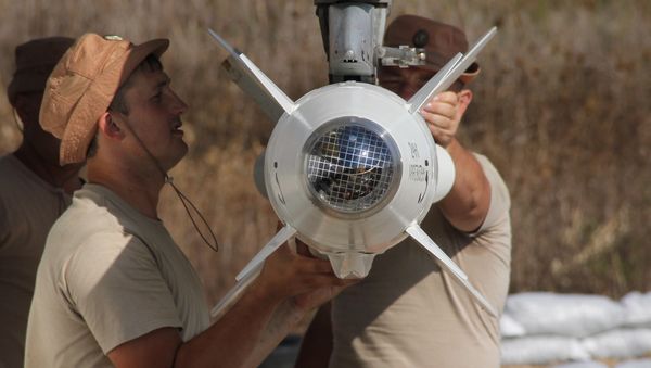 Russian servicemen attach a Kh-25 high-precision missile to a Su-24 aircraft at the Khmeimim airbase in Syria - Sputnik International