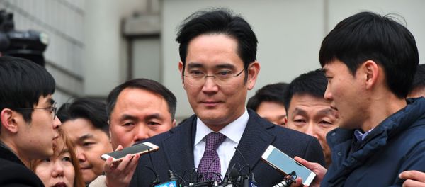 Samsung Group's heir-apparent Lee Jae-Yong (C) leaves for a waiting facility after attending a court hearing on whether he will be issued with an arrest warrant at the Seoul Central District Court in Seoul on January 18, 2017 Samsung Group's heir-apparent Lee Jae-Yong (C) leaves for a waiting facility after attending a court hearing on whether he will be issued with an arrest warrant at the Seoul Central District Court in Seoul on January 18, 2017 - Sputnik International