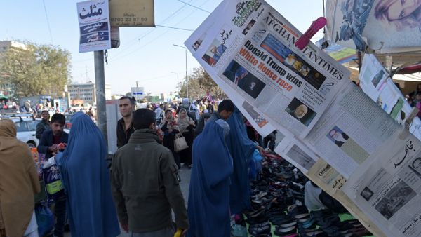 Newspapers display an image of victorious Republican candidate Donald Trump and coverage of the US presidential elections, in Kabul on November 10, 2016 - Sputnik International