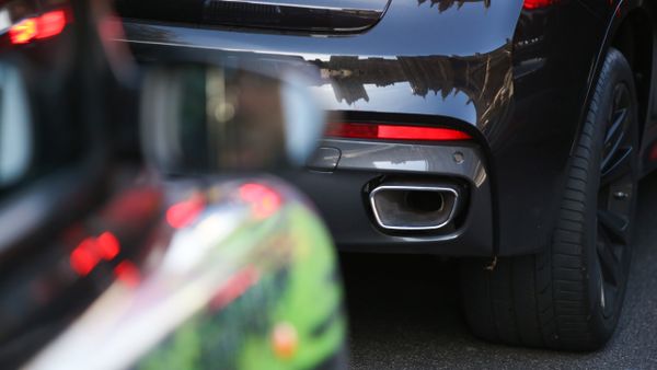 A car sits in traffic in central London on November 2, 2016 - Sputnik International