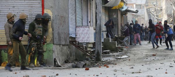 Masked Indian Kashmiri protestors (R) throw stones towards Indian government forces during clashes after Friday congregation prayers against Indian rule outside the grand mosque Jamia Masjid in downtown Srinagar on February 9, 2017 - Sputnik International