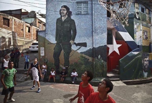 Valery Melnikov's award-winning photo of children from the La Piedrita community playing street basketball in Caracas, Venezuela - Sputnik International