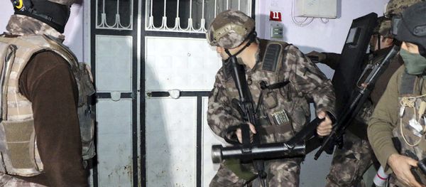 Turkish anti-terrorism police break a door during an operation to arrest people over alleged links to the Islamic State group, in Adiyaman, southeastern Turkey, early Sunday, Feb. 5, 2017 - Sputnik International
