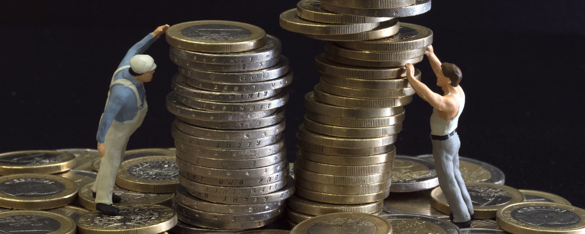 Picture taken on July 26, 2012 in Paris shows an illustration made with figurines and euro coins Picture taken on July 26, 2012 in Paris shows an illustration made with figurines and euro coins - Sputnik International, 1920, 22.01.2023