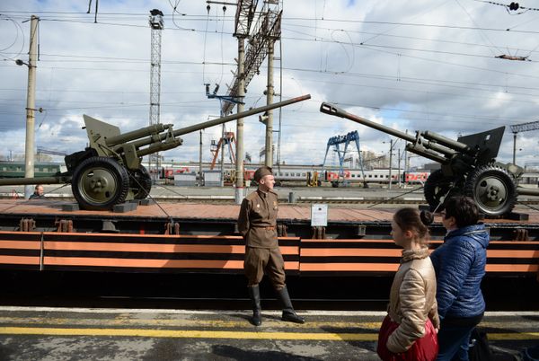 Samples of artillery weapons (left: ZiS-2 cannon, right: ZiS-3 cannon) on the open platform of the Army of Victory propaganda train, which arrived at a Yekaterinburg railway station Samples of artillery weapons (left: ZiS-2 cannon, right: ZiS-3 cannon) on the open platform of the Army of Victory propaganda train, which arrived at a Yekaterinburg railway station - Sputnik International