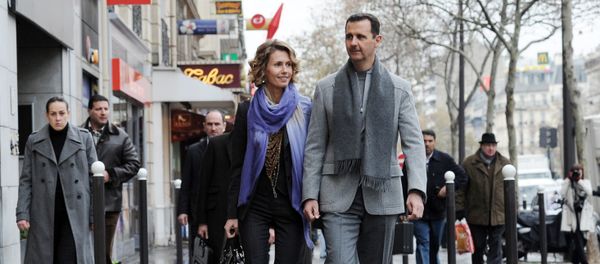Syrian president Bashar al-Assad and his wife Asma walk in a street of Paris on December 10, 2010 - Sputnik International