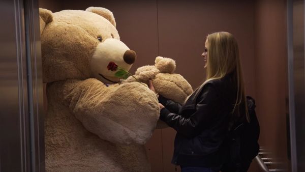 GIANT BEAR GIVES OUT VALENTINES - Sputnik International