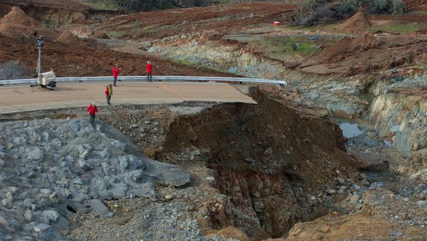 California Department of Water Resources crews inspect and evaluate the erosion just below the Lake Oroville Emergency Spillway site after lake levels receded, in Oroville, California, U.S., February 13, 2017 - Sputnik International
