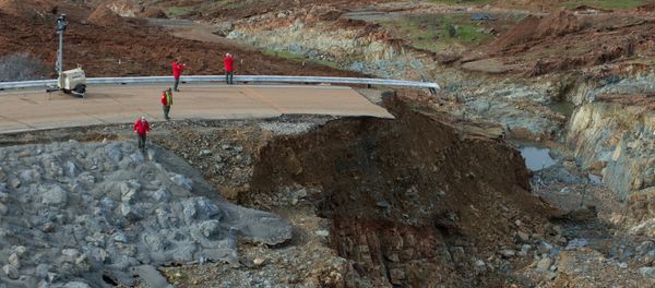 California Department of Water Resources crews inspect and evaluate the erosion just below the Lake Oroville Emergency Spillway site after lake levels receded, in Oroville, California, U.S., February 13, 2017 California Department of Water Resources crews inspect and evaluate the erosion just below the Lake Oroville Emergency Spillway site after lake levels receded, in Oroville, California, U.S., February 13, 2017 - Sputnik International