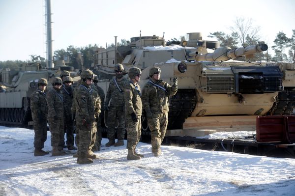 U.S. soldiers stand next to the M1 Abrams tanks that will be deployed in Latvia for NATO's Operation Atlantic Resolve in Garkalne, Latvia February 8, 2017 - Sputnik International