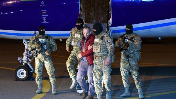 Russian-Israeli blogger Alexander Lapshin, center, who was extradited from Minsk upon Baku's request, at Heydar Aliyev International Airport - Sputnik International