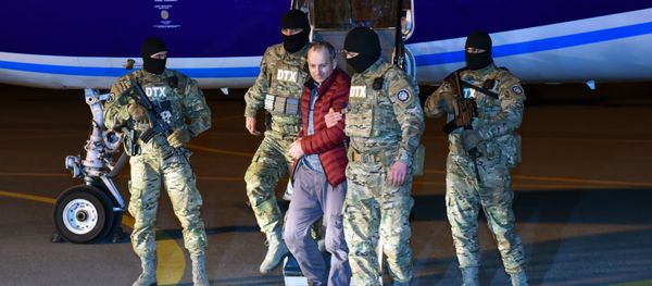 Russian-Israeli blogger Alexander Lapshin, center, who was extradited from Minsk upon Baku's request, at Heydar Aliyev International Airport - Sputnik International