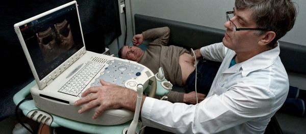 A doctor performs ultrasound scans in the ultrasound room - Sputnik International