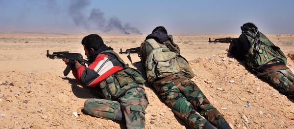 Syrian regime forces fire towards Islamic State group positions as they advance towards Hayyan oil field, east of the central Syrian Homs province on February 7, 2017 - Sputnik International