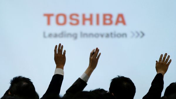 Reporters raise their hands for a question during a news conference by Toshiba Corp CEO Satoshi Tsunakawa and other senior sompany officials at the company's headquarters in Tokyo, Japan February 14, 2017.  - Sputnik International