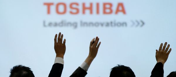 Reporters raise their hands for a question during a news conference by Toshiba Corp CEO Satoshi Tsunakawa and other senior sompany officials at the company's headquarters in Tokyo, Japan February 14, 2017. - Sputnik International