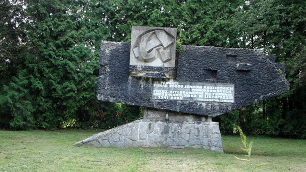 Monument in commemoration of Soviet prisoners of war in Zamosc, Poland Monument in commemoration of Soviet prisoners of war in Zamosc, Poland - Sputnik International