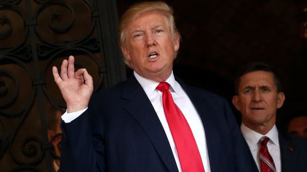 U.S. President-elect Donald Trump talks to members of the media as retired U.S. Army Lieutenant General Michael Flynn stands next to him at Mar-a-Lago estate in Palm Beach, Florida, U.S., December 21, 2016 - Sputnik International