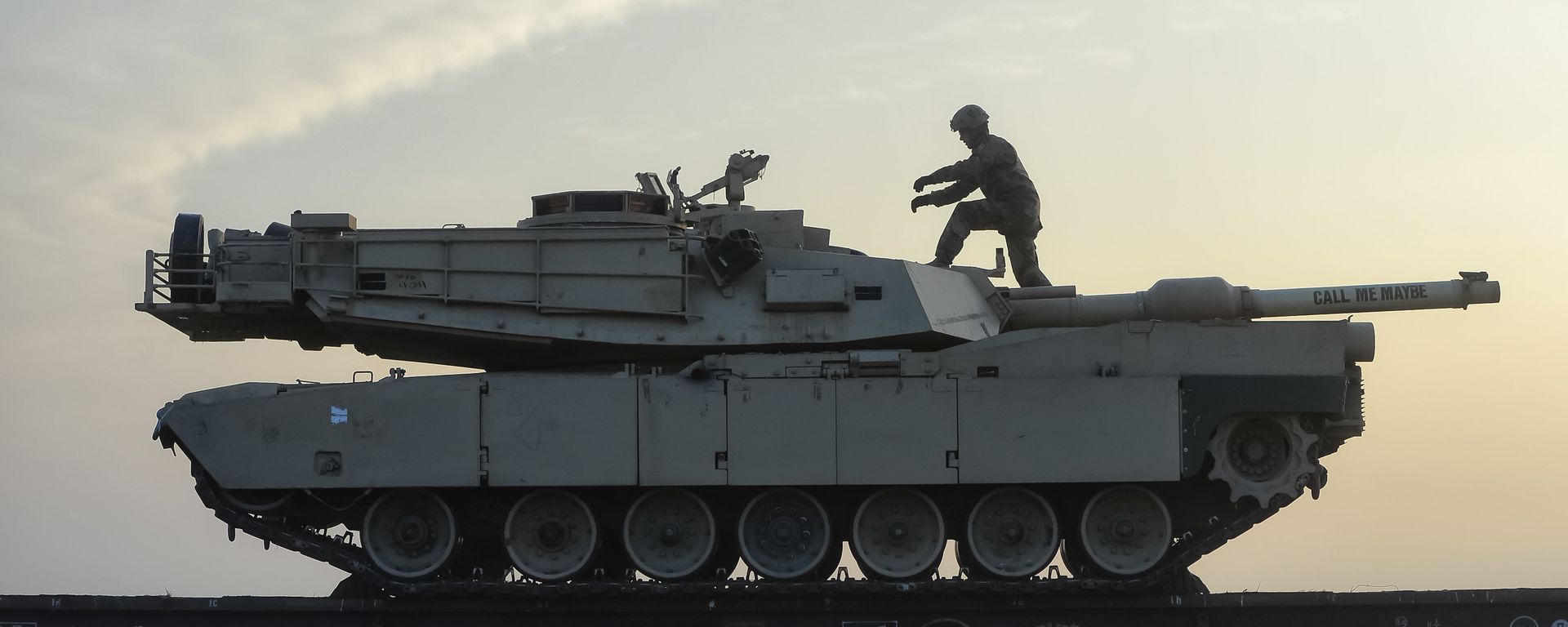 A serviceman of the Fighting Eagles 1st Battalion, 8th Infantry Regiment, walks on a tank that arrived via train to the US base in Mihail Kogalniceanu, eastern Romania, Tuesday, Feb. 14, 2017. Five hundred U.S. troops began to arrive in a Black Sea port in Romania with tanks and hardware to bolster defense in this East European NATO nation. - Sputnik International, 1920, 29.07.2025