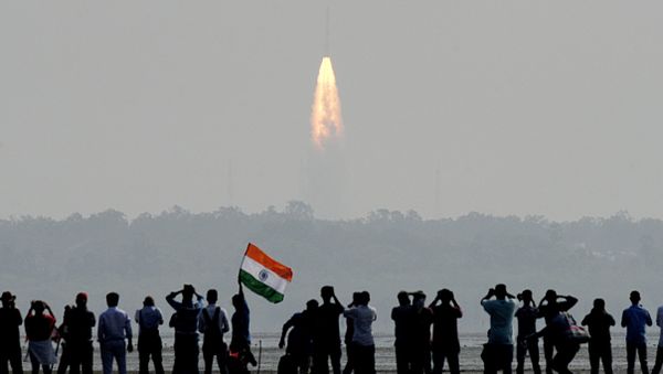 Indian onlookers watch the launch of the Indian Space Research Organisation (ISRO) Polar Satellite Launch Vehicle (PSLV-C37) at Sriharikota on Febuary 15, 2017 - Sputnik International