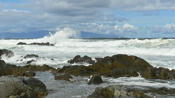 The coast of the Sea of Okhotsk near Cape Stolbchaty in the west of Kunashir Island of the Greater Kuril Ridge. Japan's Hokkaido Island at the background - Sputnik International