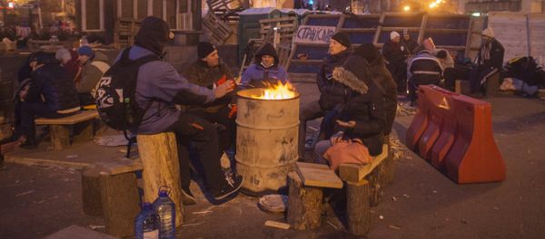 EU integration supporters warm themselves at a campfire in Kiev's Independence Square EU integration supporters warm themselves at a campfire in Kiev's Independence Square - Sputnik International
